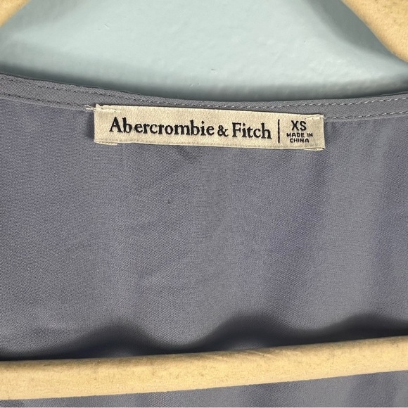 Abercrombie & Fitch Blue Cropped V Neck Top Tie Front Size XS Blouse Smocked - Picture 7 of 7